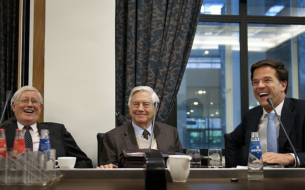 De VVD-coryfeeën Wiegel, Bolkestein en minister-president Rutte (v.l.n.r.) tijdens de presentatie van ”Het liberalen boek”, gisterochtend in perscentrum Nieuwspoort in Den Haag.	Foto ANP