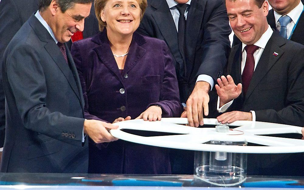 De officiële ingebruikname van de Nord Stream pijpleiding. V.l.n.r.: de Franse premier François Fillon, de Duitse bondskanselier Angela Merkel, premier Mark Rutte en de Russische president Dmitri Medvedev. Foto EPA