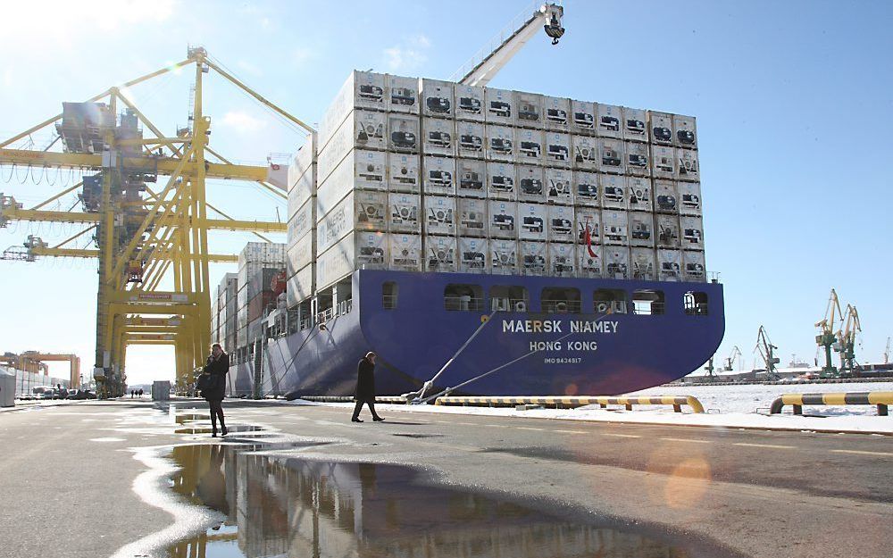 Containerschip van Maersk in de haven van St. Petersburg.  Foto EPA