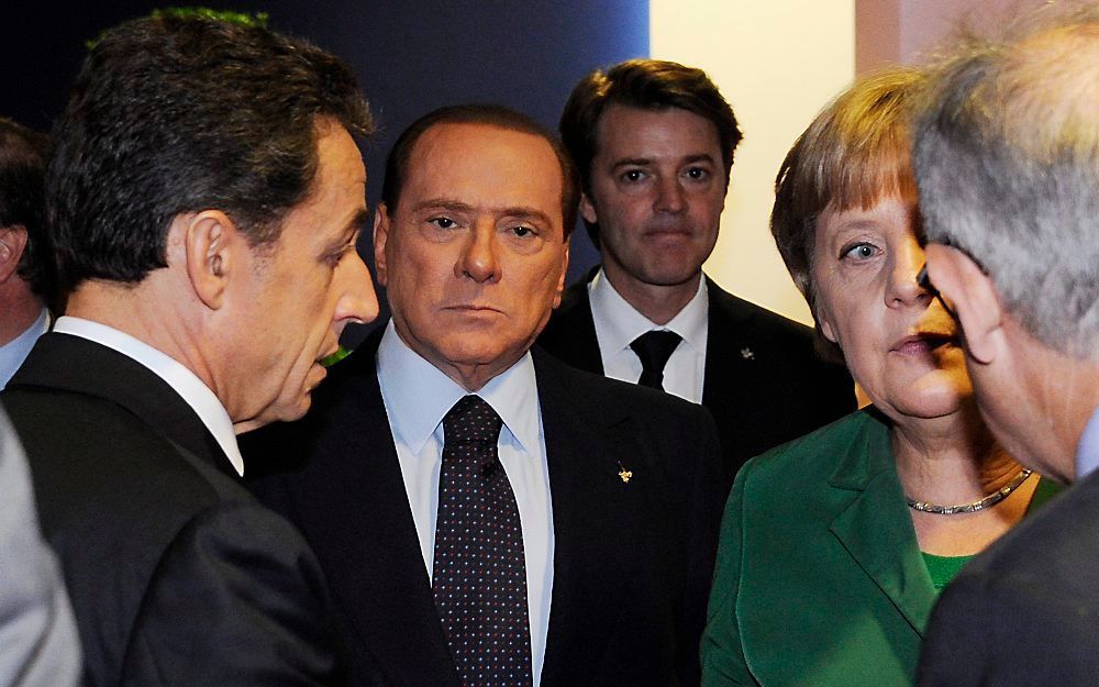 Ruim twee weken geleden werd Berlusconi op de eurotop apart genomen door Merkel en Sarkozy.  Foto EPA