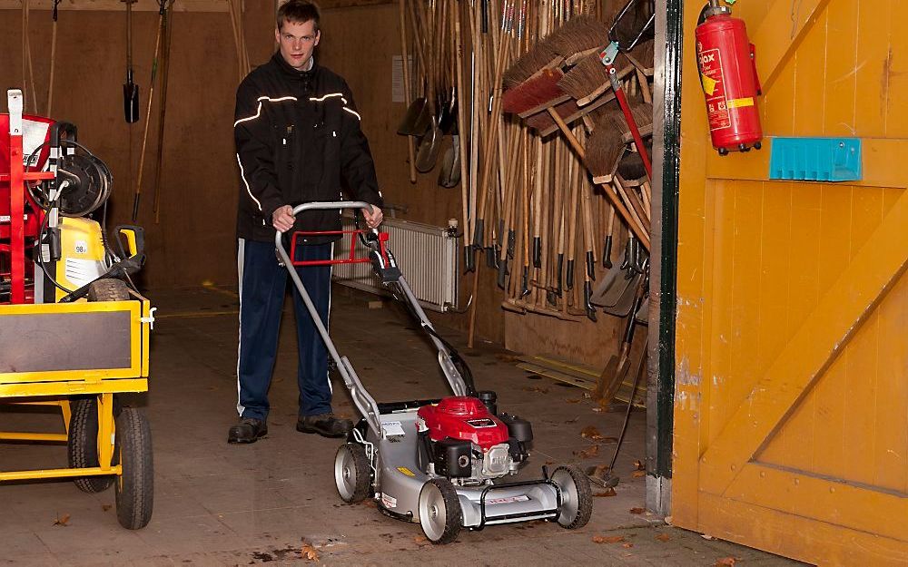 Dominique in de materialenschuur. Foto André Dorst.