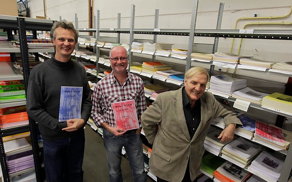 De serie ”Musica Selecta” komt uit bij uitgeverij Willemsen. V.l.n.r.: organist Wybe Kooijmans, drukker Hans Hoffman en uitgever Piet van Zuylen.  Foto RD, Anton Dommerholt