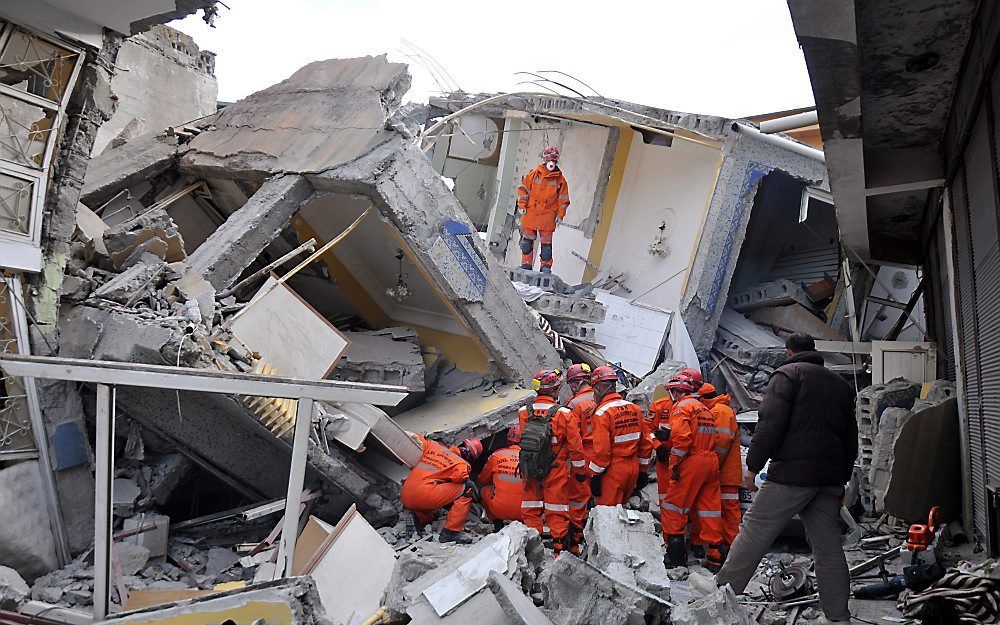 Reddingswerkers in Van.  Foto EPA