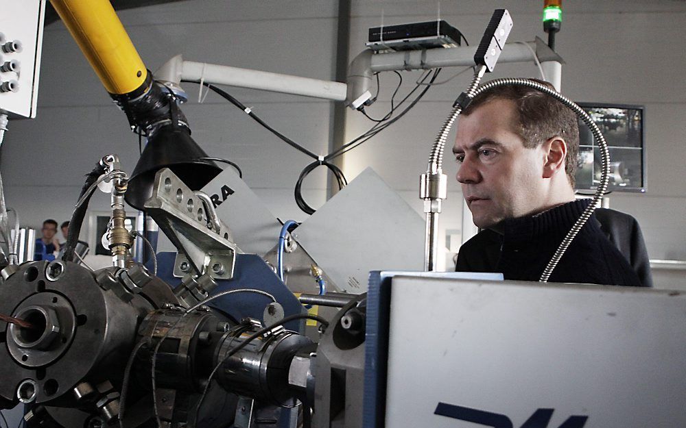 KHABAROVSK – De Russische president Dmitri Medvedev bezocht vrijdagmorgen een kabelfabriek in Khabarovsk. De president laat het verkiezingsgeweld in zijn land vooralsnog aan zich voorbijgaan. Foto EPA