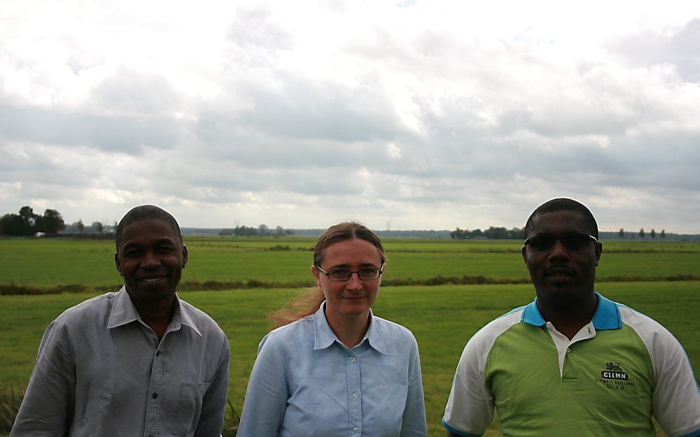 V.l.n.r. Cher Frère Fortuné, Margot de Greef en Michel Garly runnen in Haïti de kleine hulporganisatie KDRe, die vooral naar de lokale bevolking wil luisteren. Foto RD