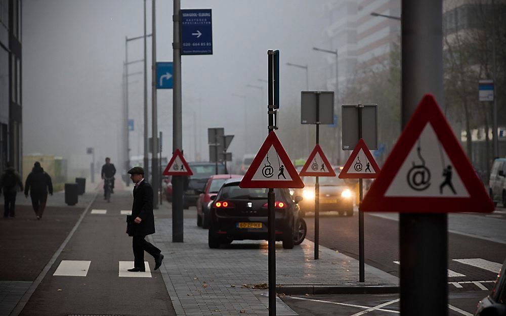 Verkeersborden die waarschuwen voor phishing. Foto Maarten Brante