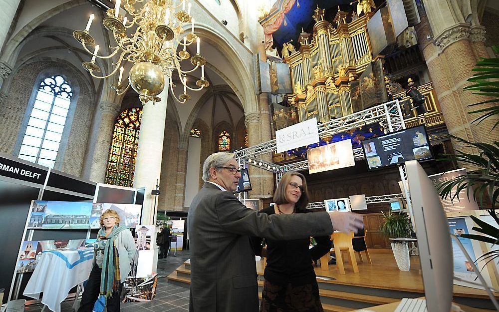 In de Grote of Maria Magdalenakerk te Goes werd gisteren en vandaag de vakbeurs ”Kerk en monument” gehouden. „Prachtige locatie voor een beurs”, zegt de een. „Daar is de kerk niet voor”, vindt een ander. Foto Willem Mieras