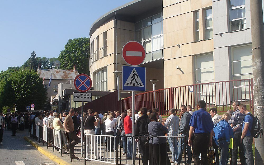 Bij het Poolse consulaat in de Oekraïense stad Lviv wachten door­lopend honderden mensen op een visum. Het was de bedoeling om de afspraken tussen de Europese Schengenlanden voor Oekraïners te versoepelen. Maar waarschijnlijk gaat dit niet door vanwege de