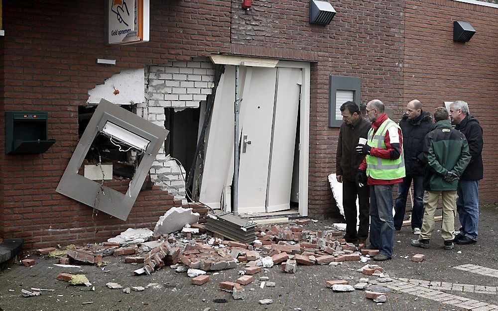 Onderzoekers nemen de schade op bij de Rabobank in Hoenderloo.  Foto ANP