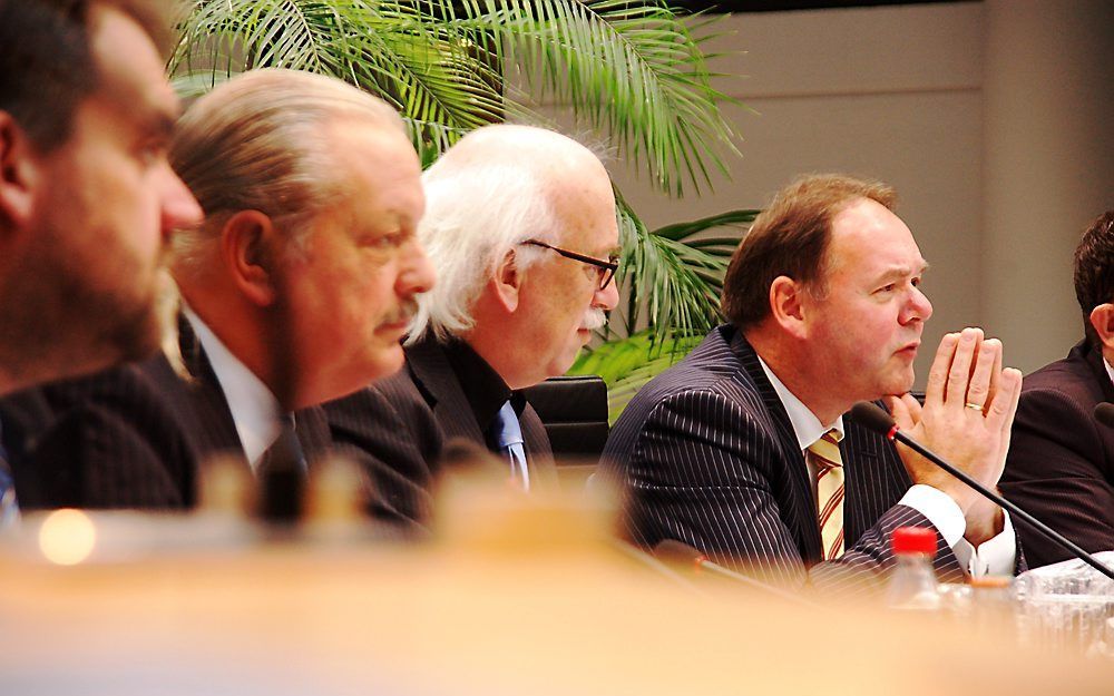 Een raadscommissie in Apeldoorn onderzoekt het miljoenenverlies bij het grondbedrijf. De commissie, onder leiding van H. van den Berge (r.), voelde vele betrokkenen aan de tand. Foto RD