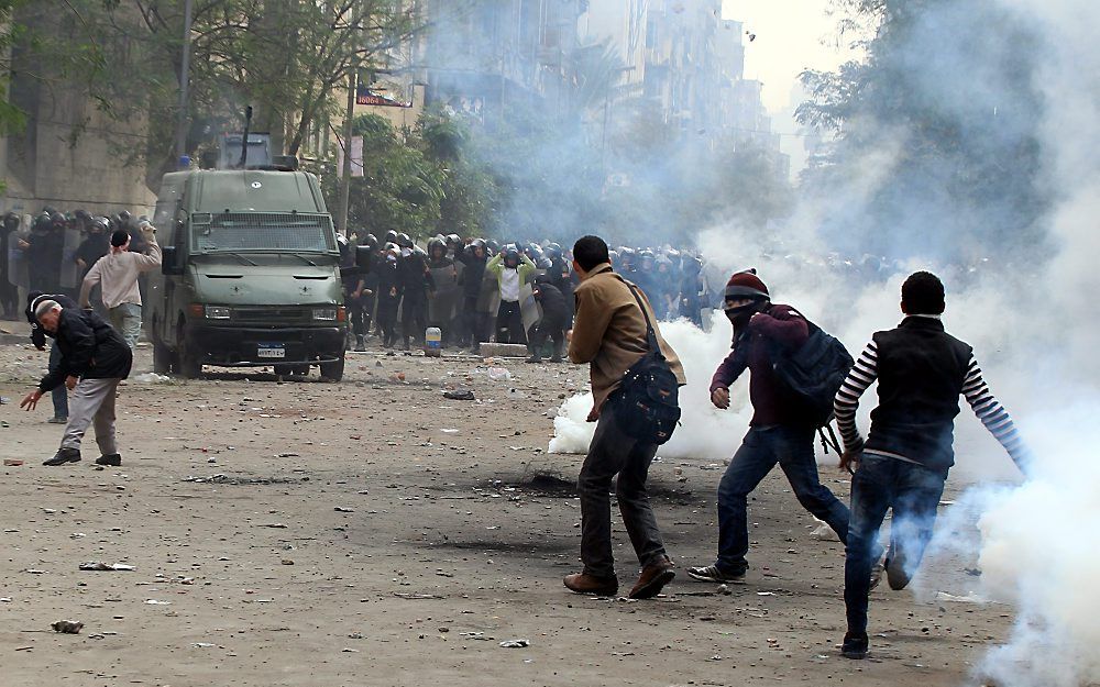 Demonstranten gooien traangasbommen. Foto EPA