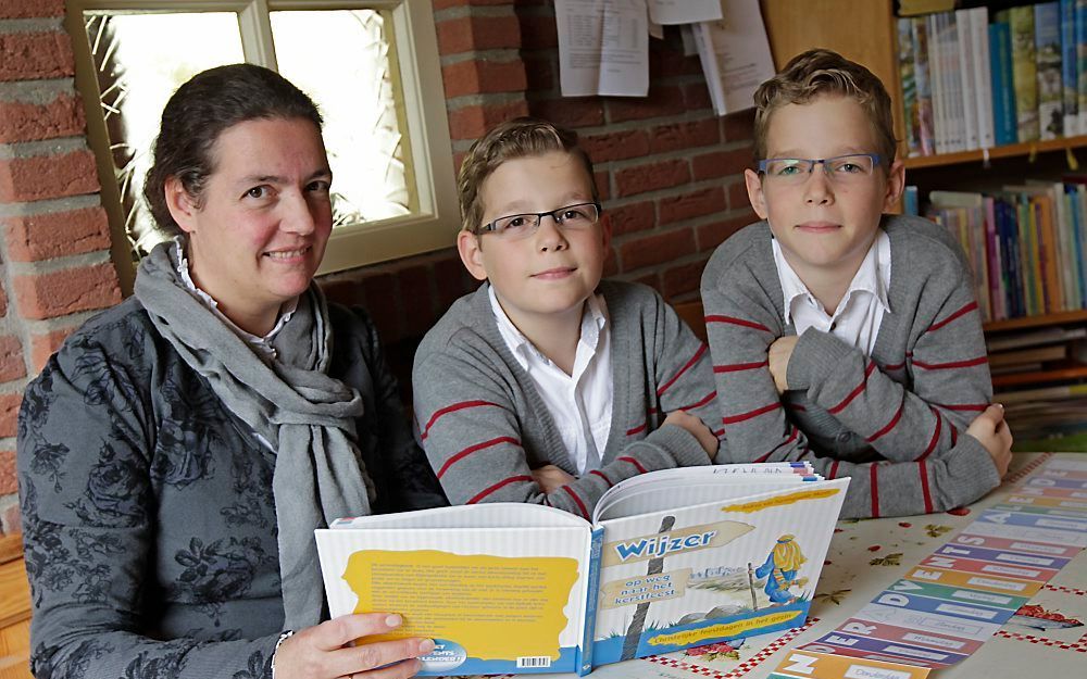 Andrea van Hartingsveld-Moree met het gezinsdagboek over de christelijke feestdagen. Foto RD, Anton Dommerholt