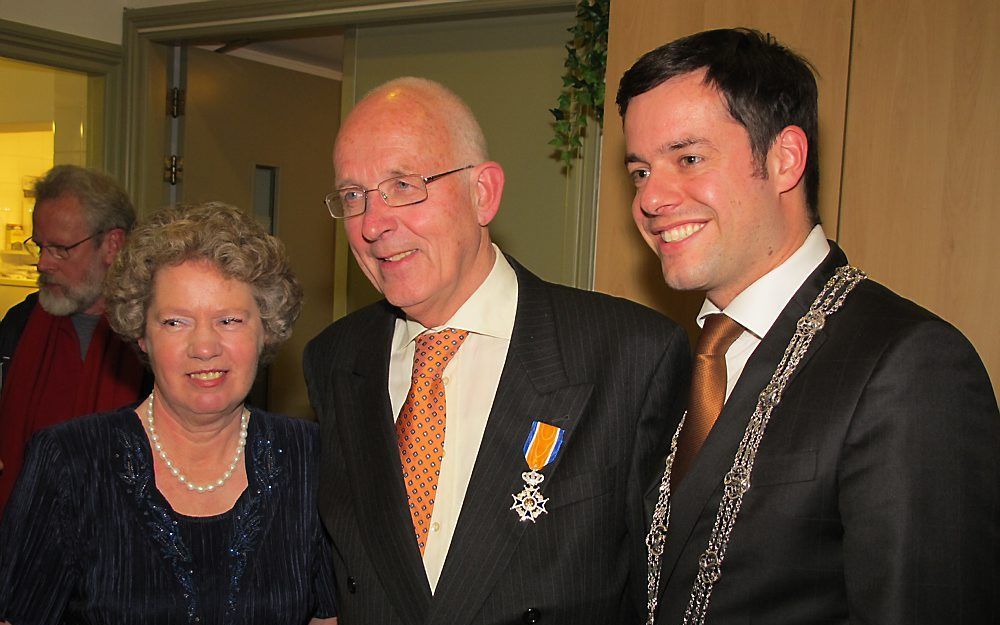 Henk Lemckert krijgt de koninklijke onderscheiding uit handen van locoburgemeester Karsten Klein. Foto Pieter Baak