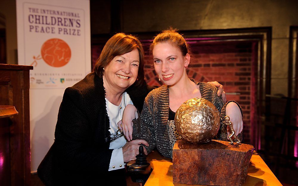 Noord-Ierse winnares van de Nobelprijs voor de Vrede, Maguire, overhandigt de Kindervredesprijs aan de Zuid-Afrikaanse Michaela Mycroft. Foto ANP