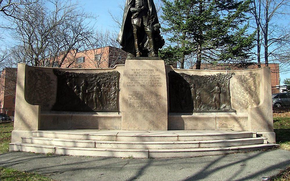 Monument ter herinnering aan de stichters van Watertown, met een standbeeld van Sir Richard Saltonstall. Foto Wikimedia