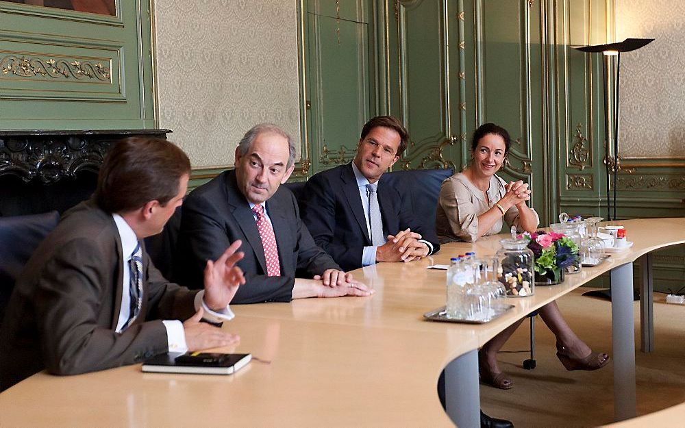 De vier toenmalige onderhandelaars, Pechtold (D66), Cohen (PvdA), Rutte (VVD) en Halsema (GroenLinks) aan de onderhandelingstafel in de ministerskamer van de Senaat. Foto ANP