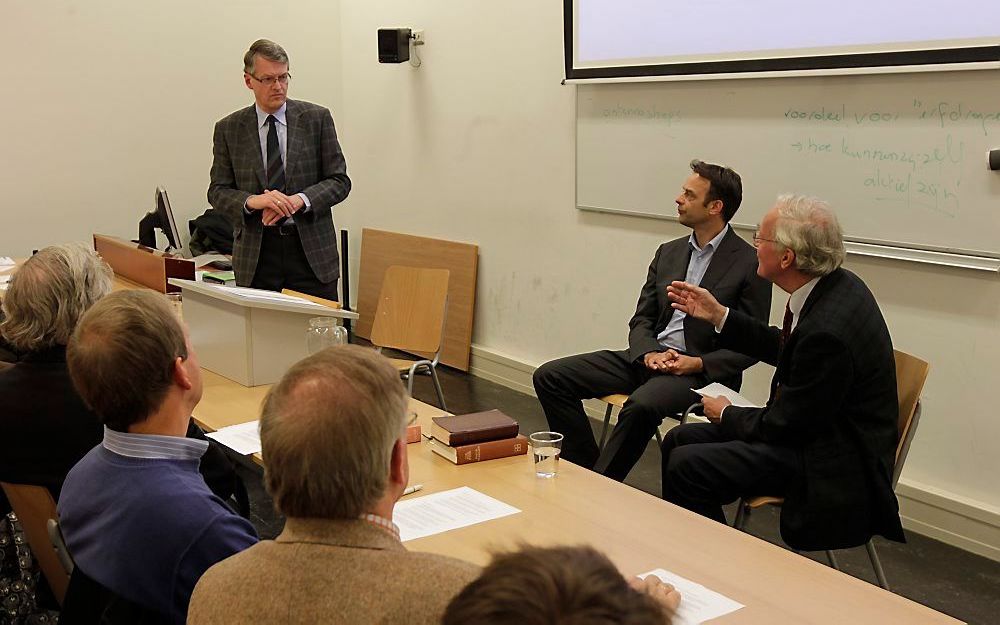 LEIDEN – Aan de Leidse universiteit gingen de oudtestamentici dr. P. Sanders (zittend) en dr. M. J. Paul (staand) woensdag in debat over de betrouwbaarheid van de Bijbel. Foto RD, Anton Dommerholt