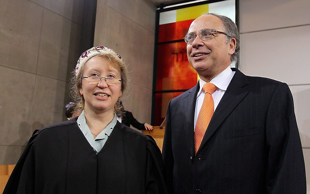 De nieuwe rabbijn Antje Yael Deusel (links) met Dieter Graumann, voorzitter van de Centrale Joodse Raad in Duitsland. Foto EPA