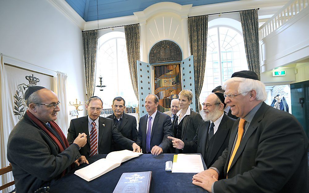 Een delegatie van het Israëlische parlement bracht donderdag een bezoek aan de synagoge van Middelburg. Rechts SGP-Europarlementariër Belder.	Foto Willem Mieras