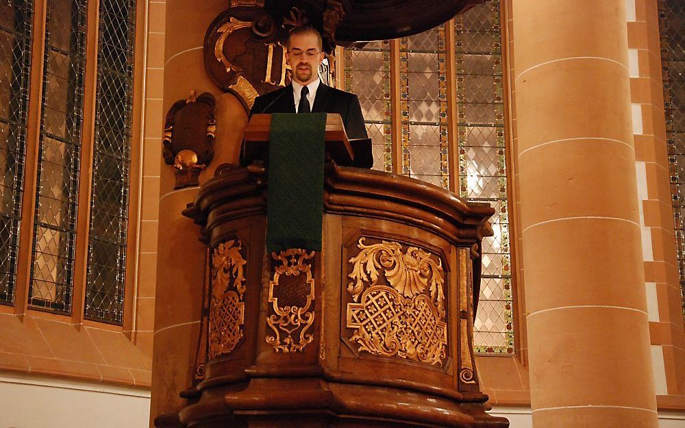 „Gelukkig, met die paar uitweidingen erbij –en hij had wat achter de hand– zou hij de minimaal 50 minuten wel halen.” Foto: de preekstoel van de Heiliggeistkirche in Heidelberg (D.). Foto RD