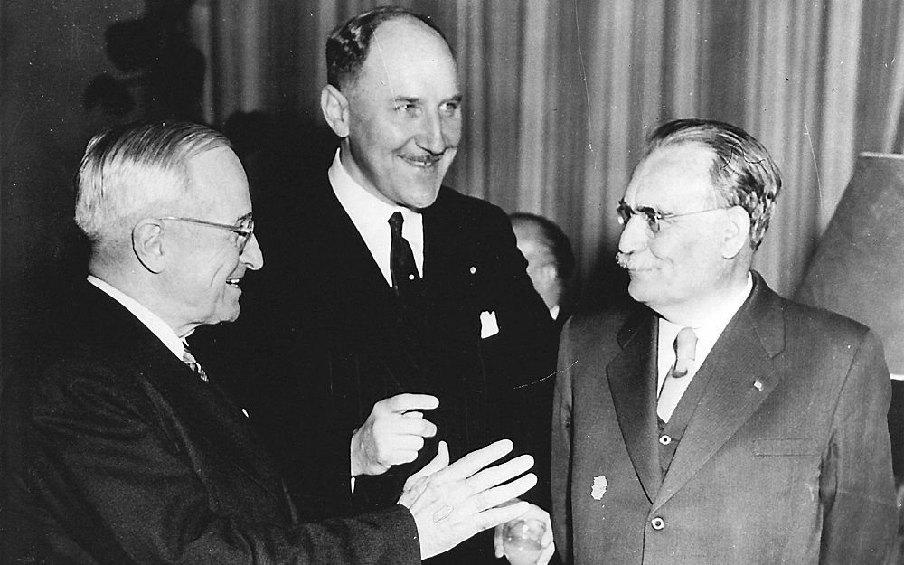 De Nederlandse minister-president Drees bezocht begin 1952, samen met zijn minister van Buitenlandse Zaken Luns, de Amerikaanse president Harry S. Truman. Drie kwartier vertoefde Drees in het Witte Huis, waar Truman hem probeerde over te halen tot een gro