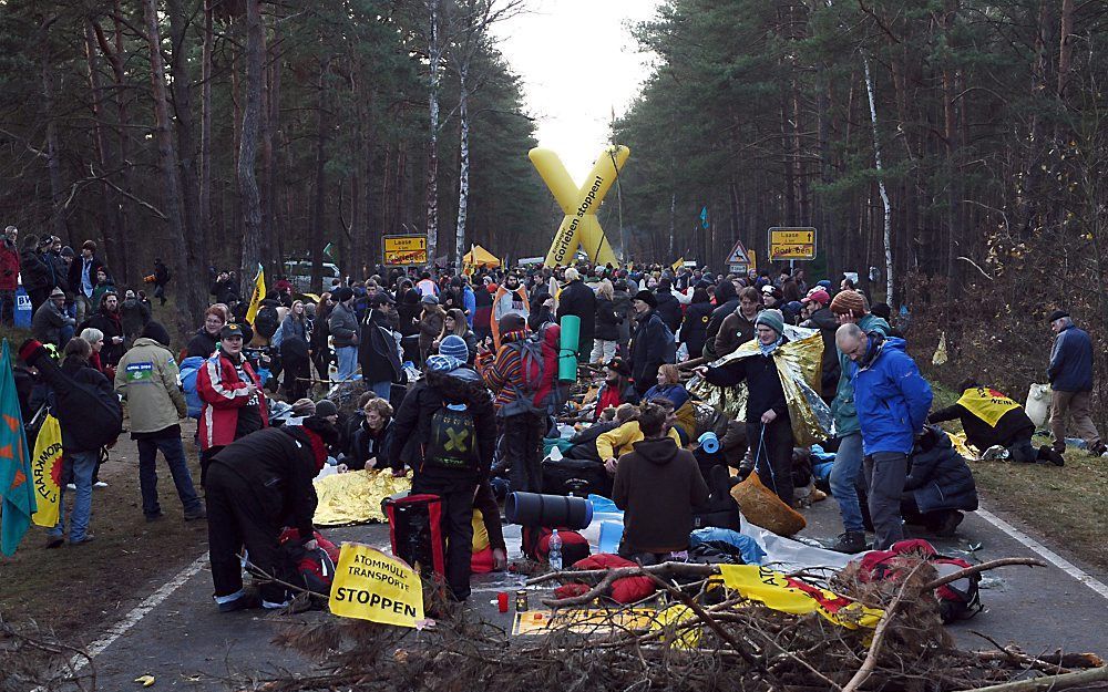 Wegblokkade in Gorleben, maandag. Foto EPA