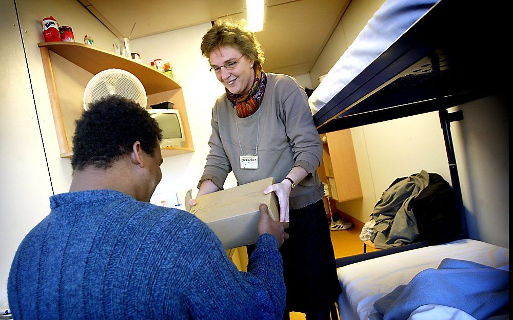 „Het voeden van hongerigen, het geven van water aan dorstigen, het huisvesten van vreemdelingen, het kleden van naakten, het bezoeken van gevangenen, hoort allemaal bij het leven van een christen.” Foto: een gedetineerde ontvangt een kerstpakket. Foto Han