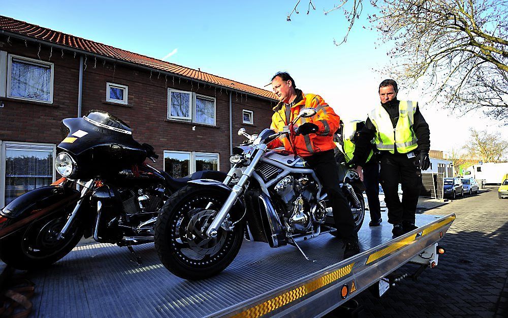 Bij een inval in een clubhuis van motorclub Satudarah heeft de politie motoren in beslag genomen.  Foto ANP