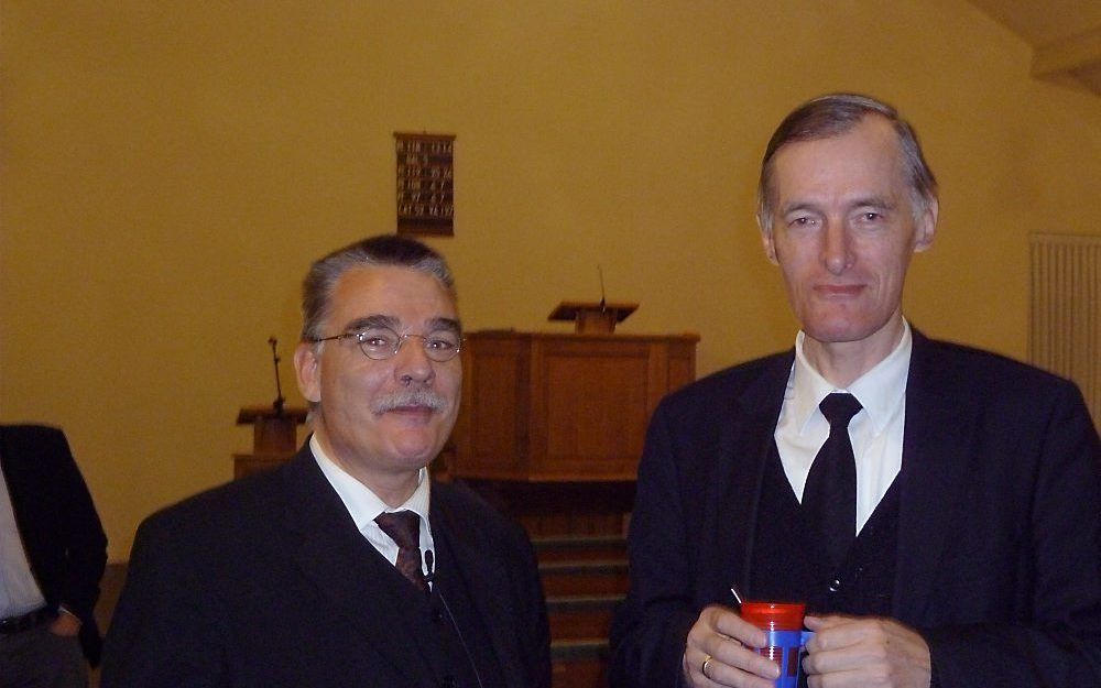 Dr. H. A. Speelman (l.), schrijver van het boek ”Biechten bij Calvijn”, met ds. H. Oussoren van de vrije hervormde gemeente te Grafhorst. Foto RD