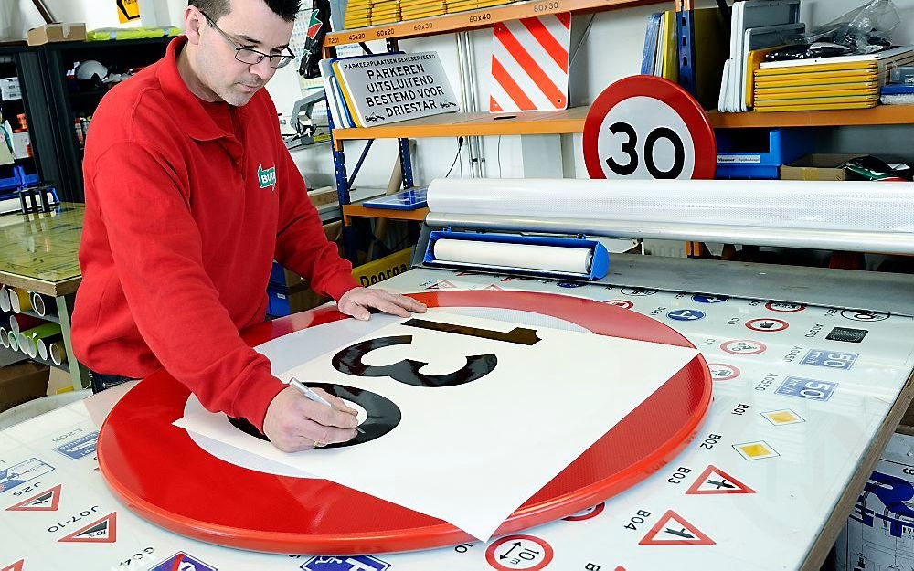 De verhoging van de maximumsnelheid tot 130 kilometer per uur op diverse snelwegen en tot 100 op vijf 80-kilometerzones bij grote steden levert de schatkist tientallen miljoenen aan extra inkomsten op. Foto ANP