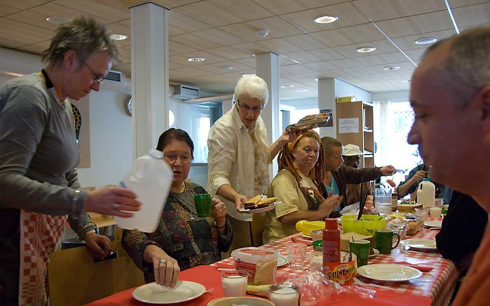 Dak- en thuislozen in het inloophuis van stichting De Hoop in Dordrecht. Het aantal mensen dat een beroep doet op laagdrempelige opvang stijgt. Foto Stichting De Hoop