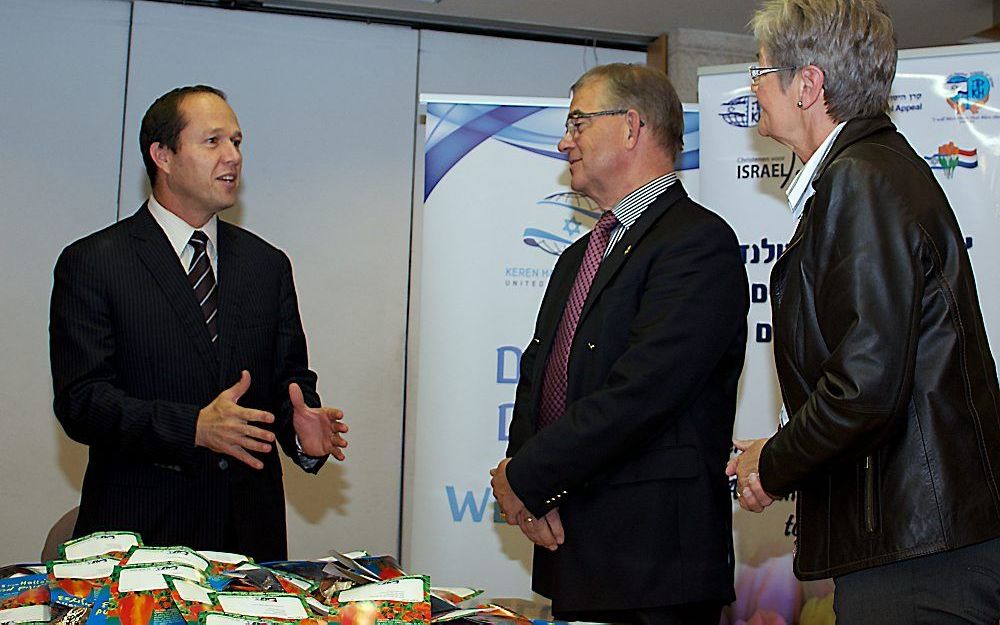 Burgemeester Nir Barkat van Jeruzalem in gesprek met de voorzitter van Christenen voor Israël Dick Schutte en zijn vrouw Gerrie. Foto Alfred Muller