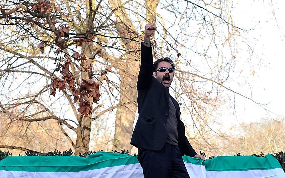 Een eenzame demonstrant protesteerde gisteren voor de Iraanse ambassade in Londen tegen de uitzetting van alle Iraanse diplomaten. Foto EPA