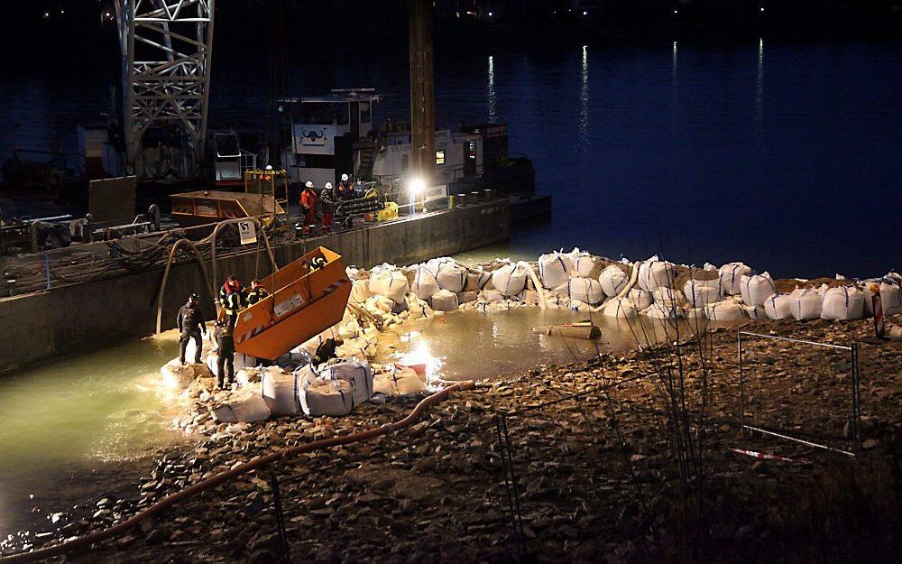 In de Duitse stad Koblenz worden morgen drie bommen uit de Tweede Wereldoorlog onschadelijk gemaakt. De aanleg van een buffer van zandzakken rond de in de Rijn gelegen projectielen was gisteren zo goed als klaar. De zandzakken wegen elk ongeveer 1000 kilo