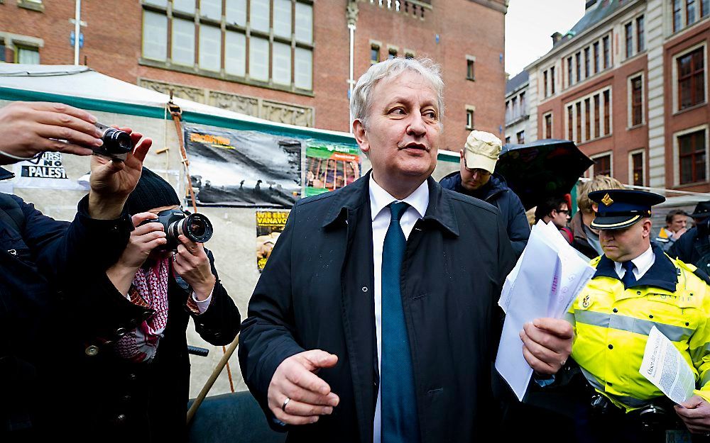 Burgemeester Van der Laan bezoekt Occupy Amsterdam en stelt een deadline.  Foto ANP