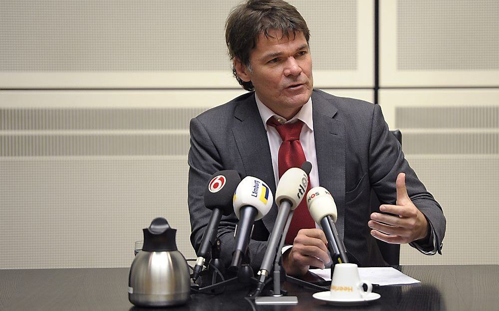 Burgemeester Depla van Heerlen tijdens de persconferentie zaterdag.  Foto ANP