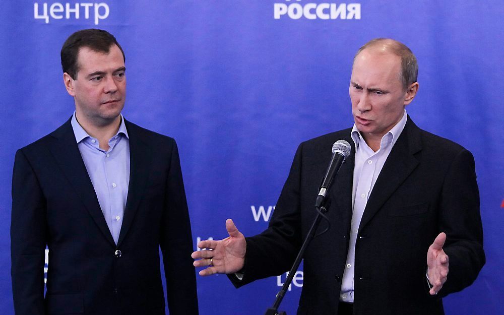 Medvedev (l.) en Poetin. Foto EPA