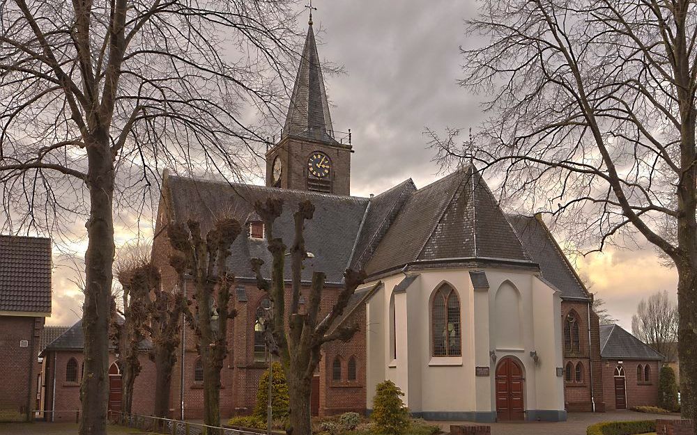 De oude hervormde dorpskerk in Elspeet. In het aan deze kerk verbonden Kerkerf vond de presentatie plaats van het boek ”De eenvoudigen”, persoonlijke getuigenissen van mensen van de Noordwest-Veluwe. Foto André Dorst