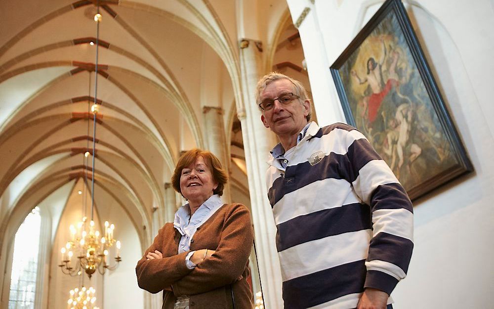 Annet van Goor en Sam van Kwawegen: „De kerk kan er weer vijftig jaar tegen.” Foto Jaco Klamer