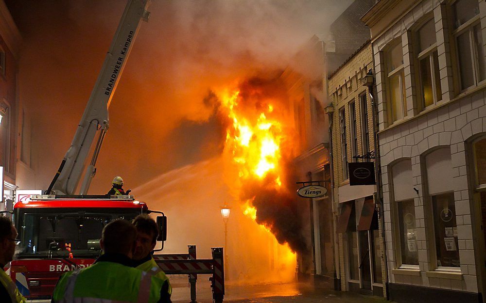 De brand in de binnenstad van Kampen. Foto Freddy Schinkel