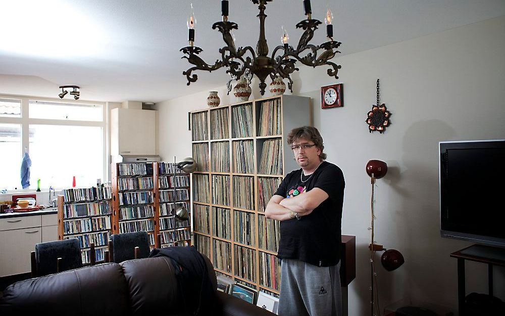 Niels van Spaandonk in zijn huis aan de Stavorenstraat in Lelystad, waar dertig mensen met schizofrenie of een chronische psychose wonen. Foto Sjaak Verboom