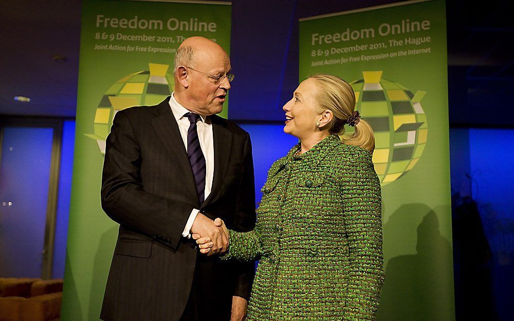 Rosenthal begroet Clinton voorafgaand aan een door hem georganiseerde conferentie over vrij internet.  Foto ANP