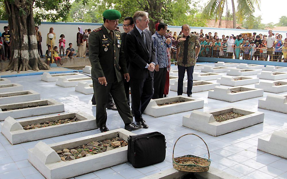 De Nederlandse ambassadeur in Jakarta, Tjeerd de Zwaan, heeft namens Nederland excuses aangeboden voor het bloedbad dat Nederlandse militairen in 1947 in het dorpje Rawagede op Java aanrichtten. Foto EPA