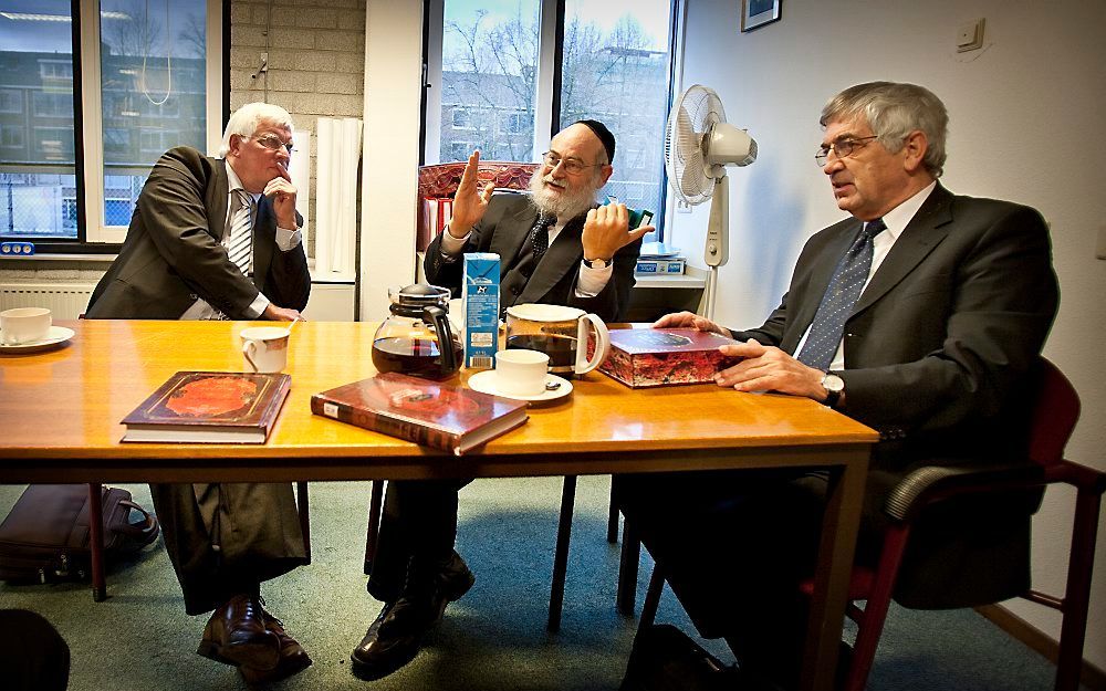 V.l.n.r. drs. B. Belder, rabbijn B. Jacobs, dr. M. van Campen. Foto RD, Henk Visscher