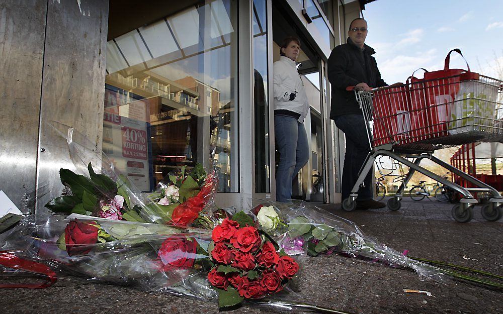 Bloemen bij de ingang van winkelcentrum Schelfhorst in Almelo.  Foto ANP