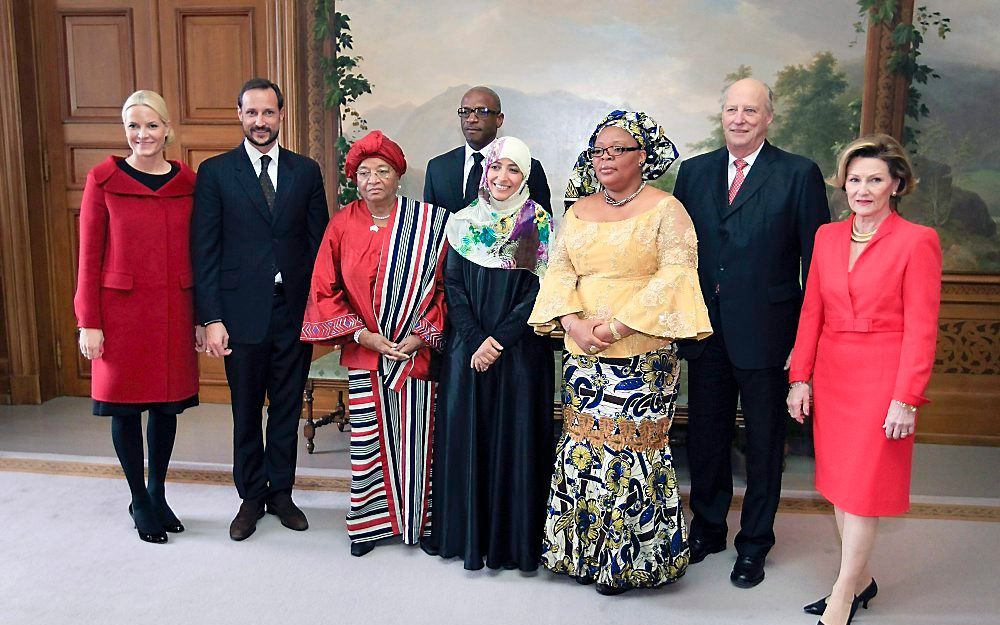 V.l.n.r. de Noorse kroonprinses Mette-Marit, kroonprins Haakon, de Liberiaanse president Ellen Johnson Sirleaf, Sirleafs zoon Robert, Tawakkul Karman, Leymah Gbowee, de Noorse koning Harald en koningin Sonja. Foto EPA