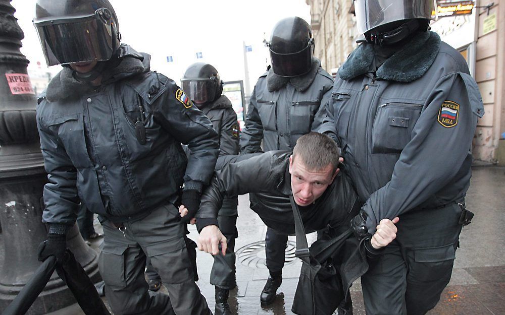 Ongeveer 10.000 demonstranten zijn zaterdag de straat opgegaan in Sint-Petersburg. Foto EPA