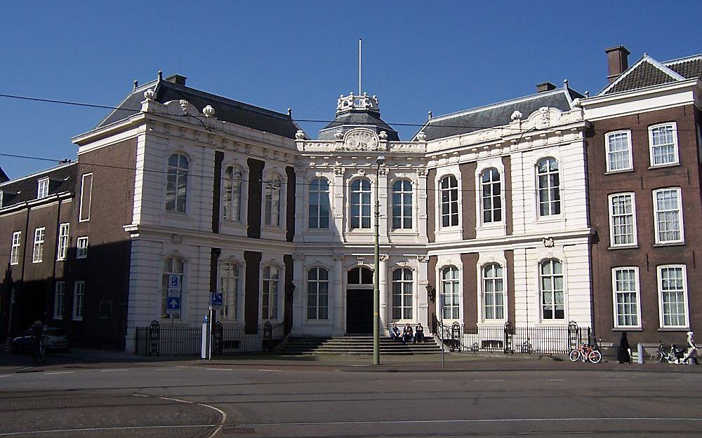 Paleis Kneuterdijk, ooit de woning van kroonprinsen, huisvest nu de Raad van State. Het pand is de achterliggende jaren gerestaureerd. Foto Wikimedia