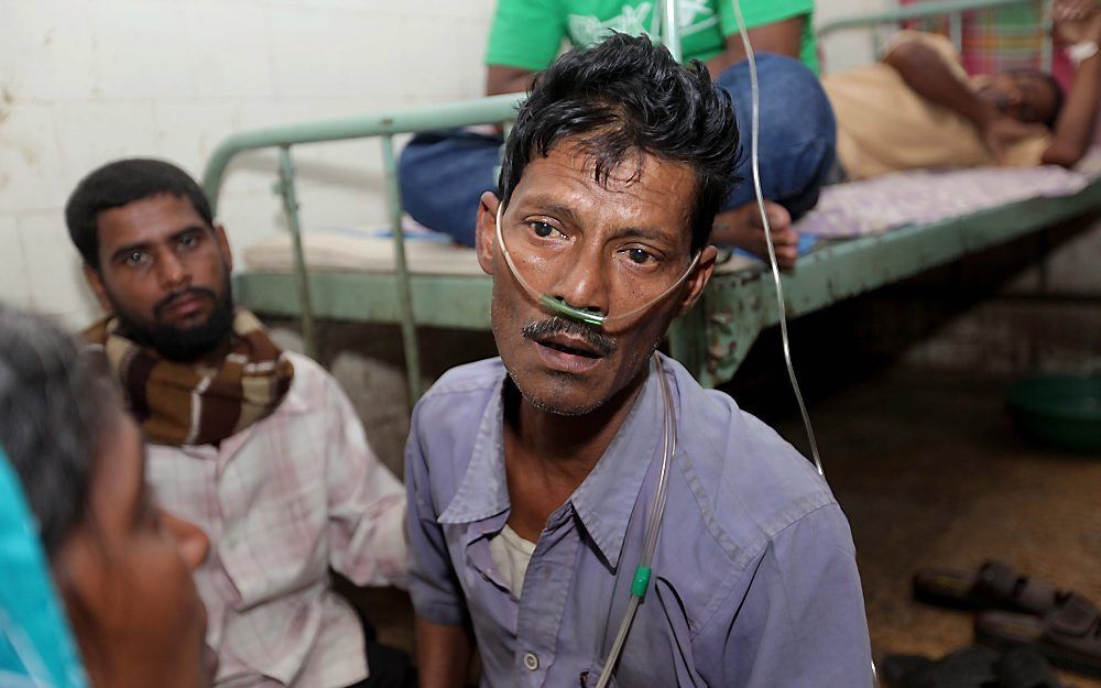 Mannen in het Diamond Harbour Hospital na het drinken van vergiftigde alcohol. Foto EPA