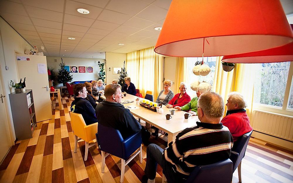 Oudere wijkbewoners in Papendrecht drinken op dinsdagmorgen met elkaar koffie in buurtsteunpunt Bij Bosshardt, een initiatief van het Leger des Heils om vereenzaamde mensen uit de buurt met elkaar in contact te brengen. Foto RD, Henk Visscher